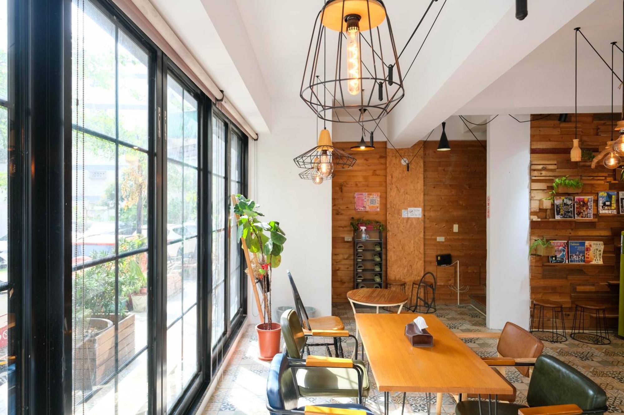 Re+Wood Guesthouse Tainan Eksteriør bilde